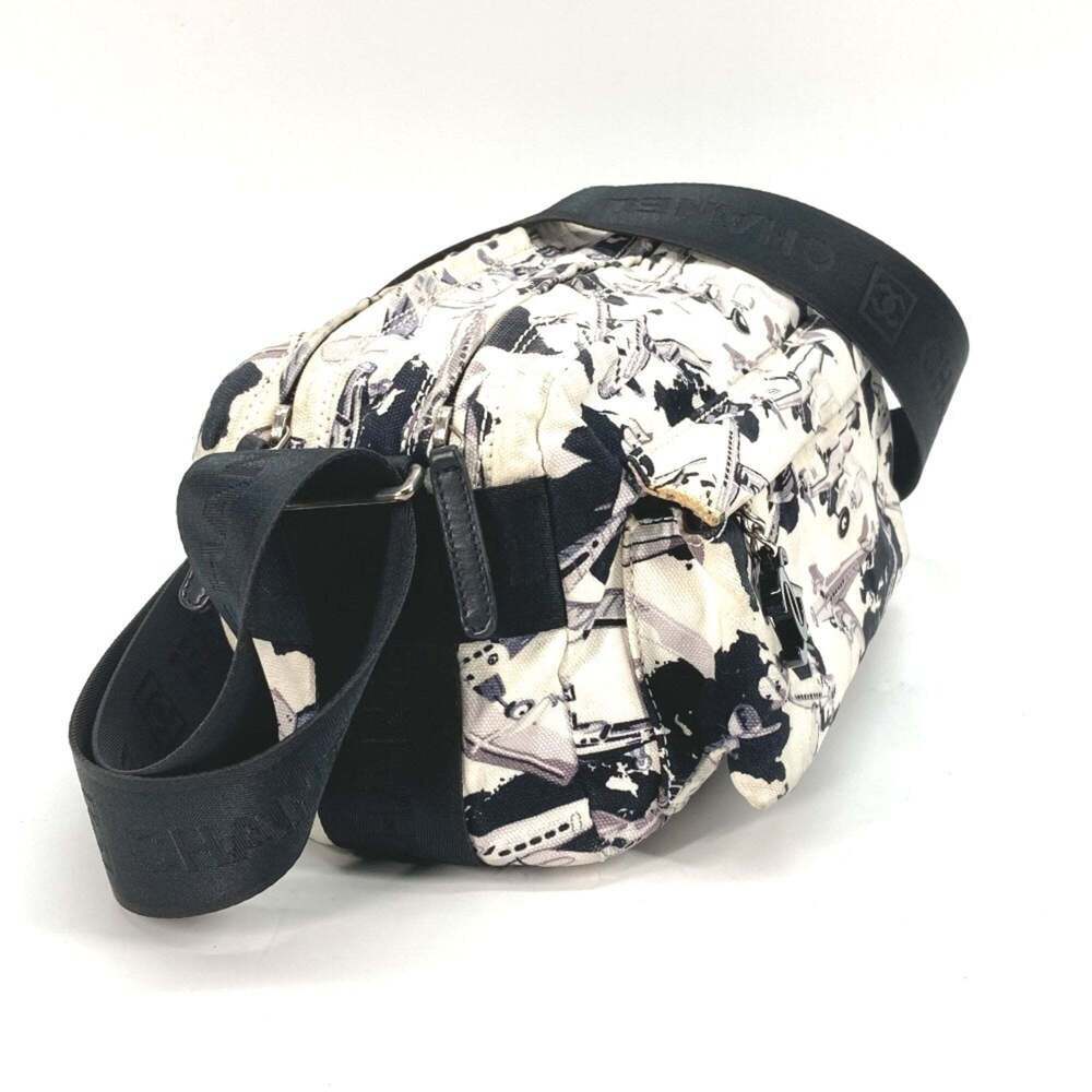 CHANEL Black Canvas Pochette Shoulder Bag - Picture 3 of 16